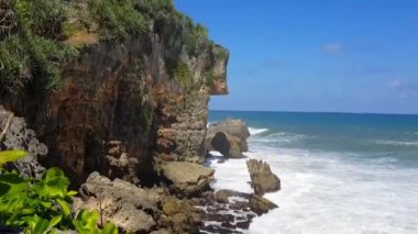 Dalgalı ve mavi gökyüzüyle güzel tropikal okyanus