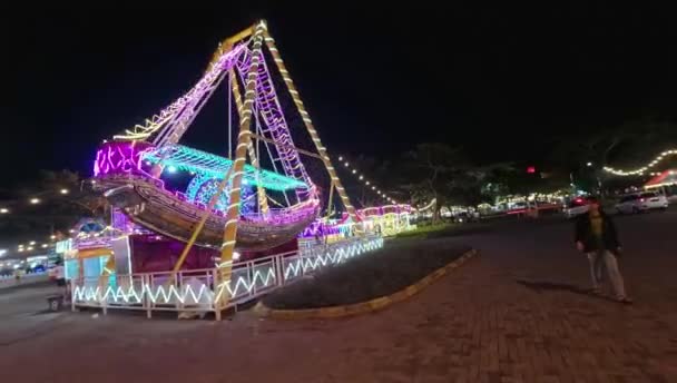 Barco Pirata Iluminado Paseo Barco Oscilante Parque Atracciones Mercado Navidad — Vídeos de Stock
