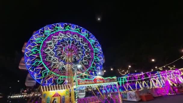Iluminado Funfair Ferris Rueda Por Noche Ferris Rueda Movimiento Parque — Vídeos de Stock