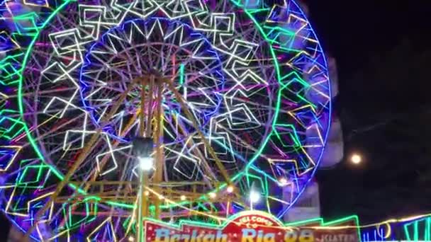 Освітлене Колесо Funfair Ferris Вночі Колесо Ferris Русі Парку Розваг — стокове відео