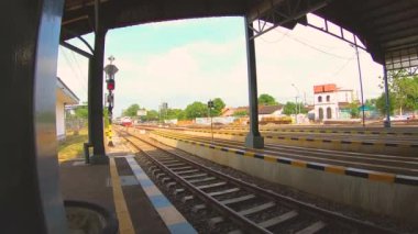 Endonezya 'da tren istasyonuna gidiyor, hızlı trenler...