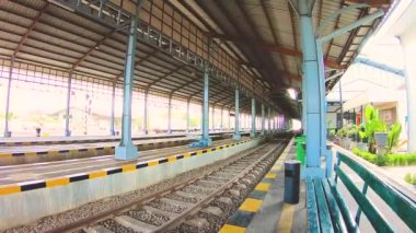 Endonezya 'da tren istasyonuna gidiyor, hızlı trenler...