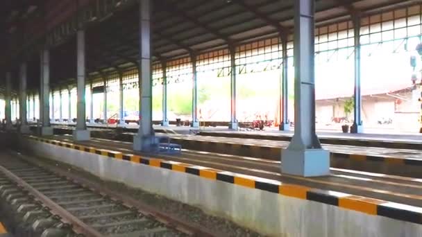 Trenes Que Van Través Estación Solo Indonesia Trenes Rápidos — Vídeo de stock