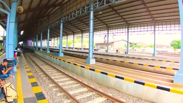 Τρένα Που Πηγαίνουν Χαμηλότερο Σταθμό Σόλο Ινδονησία Γρήγορα Τρένα — Αρχείο Βίντεο