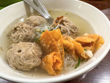 Endonezya sokak yemeklerinde bir kasede çok lezzetli, yumuşak, sulu ve baharatlı biftek tendonu köfteleri.