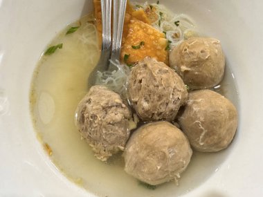 Endonezya sokak yemeklerinde bir kasede çok lezzetli, yumuşak, sulu ve baharatlı biftek tendonu köfteleri.