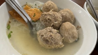 Endonezya sokak yemeklerinde bir kasede çok lezzetli, yumuşak, sulu ve baharatlı biftek tendonu köfteleri.