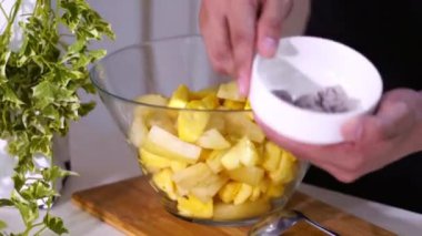 Taze ve sağlıklı Endonezya meyve salatası Asinan buah, baharatlı, tatlı, ekşi ve tuzlu atıştırmalık.