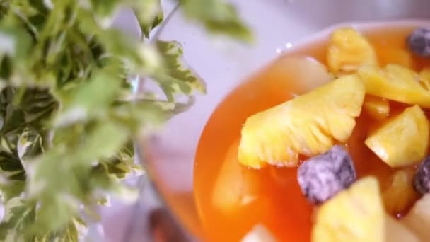 Čerstvé Zdravé Jídlo Indonéského Ovocného Salátu Zvaného Asinan Buah Pikantní — Stock video