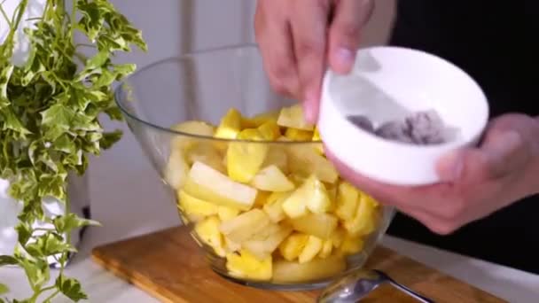インドネシアのフルーツサラダの新鮮で健康的な料理 アシナンサラダ スパイシー 酸っぱいと塩辛いスナック — ストック動画