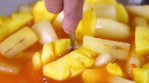 Świeże Zdrowe Danie Indonezyjskiej Sałatki Owocowej Nazwie Asinan Buah Pikantne — Wideo stockowe
