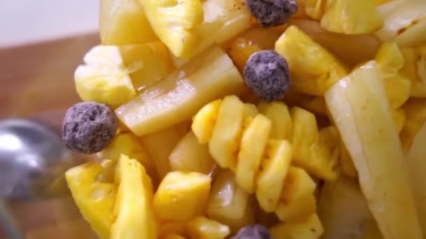 Świeże Zdrowe Danie Indonezyjskiej Sałatki Owocowej Nazwie Asinan Buah Pikantne — Wideo stockowe