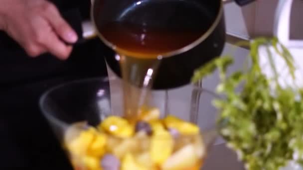 Het Koken Van Verse Gezonde Schotel Van Indonesische Fruitsalade Genaamd — Stockvideo