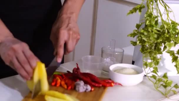 用印度尼西亚水果沙拉 Asinan Buah 烹调新鲜健康的菜肴 配上辛辣 酸和咸的零食 — 图库视频影像