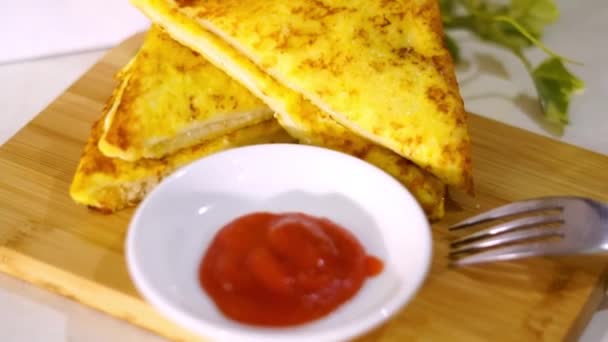 超美味的法国吐司拍摄的烹调过程 面包和鸡蛋的简单早餐食谱 — 图库视频影像