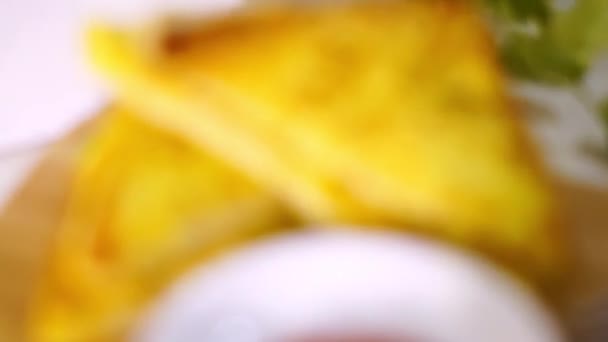 超美味的法国吐司拍摄的烹调过程 面包和鸡蛋的简单早餐食谱 — 图库视频影像