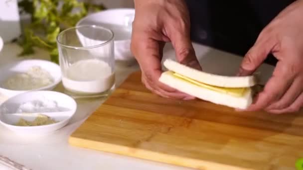 制作超美味法式吐司的烹调工艺 面包和鸡蛋健康食品的简单早餐配方 — 图库视频影像