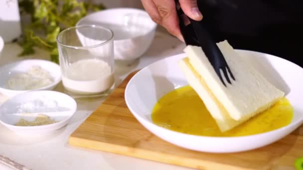 制作超美味法式吐司的烹调工艺 面包和鸡蛋健康食品的简单早餐配方 — 图库视频影像