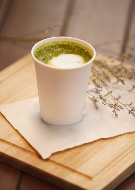 Lezzetli ve ferahlatıcı kahve bazlı içecek, buzlu kahve, soğuk içecek, kafede kahve çekirdekleri.