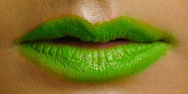 Genç, güzel, sağlıklı dudaklar. Canlı ruj renginde kadın dudakları. Multimedya için Dudak Bakımı ve Güzellik