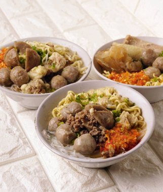 Lezzetli biftek köftesi çorbası lezzetli ve Endonezya 'da Bakso olarak da bilinen sağlıklı çorba pişirme taze biber ezmesiyle