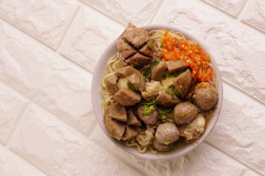 Lezzetli biftek köftesi çorbası lezzetli ve Endonezya 'da Bakso olarak da bilinen sağlıklı çorba pişirme taze biber ezmesiyle