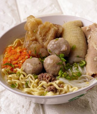 Lezzetli biftek köftesi çorbası lezzetli ve Endonezya 'da Bakso olarak da bilinen sağlıklı çorba pişirme taze biber ezmesiyle