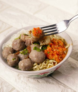 Lezzetli biftek köftesi çorbası lezzetli ve Endonezya 'da Bakso olarak da bilinen sağlıklı çorba pişirme taze biber ezmesiyle