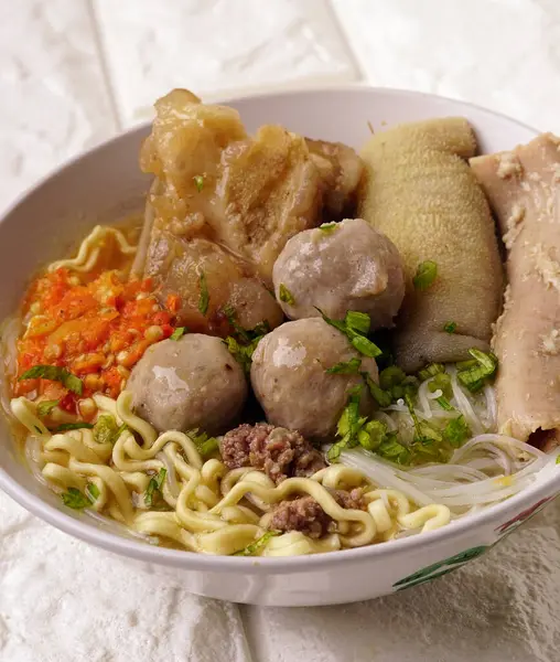 Lezzetli biftek köftesi çorbası lezzetli ve Endonezya 'da Bakso olarak da bilinen sağlıklı çorba pişirme taze biber ezmesiyle