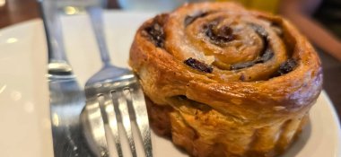 Lezzetli taze tarçınlı çörek ya da tarçınlı çörek, üzümlü ve vanilyalı ayrıca şeker de çok güzel.