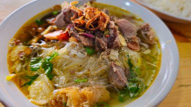Soto mie adı verilen Endonezya usulü sığır etli şehriye çorbası, vermicelli pirinç erişteli taze çorba, arpacık soğanı, acı biber ezmesi ve kızarmış köfte ve taze limon suyu.