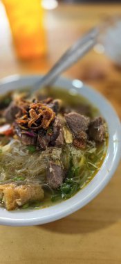 Soto mie adı verilen Endonezya usulü sığır etli şehriye çorbası, vermicelli pirinç erişteli taze çorba, arpacık soğanı, acı biber ezmesi ve kızarmış köfte ve taze limon suyu.