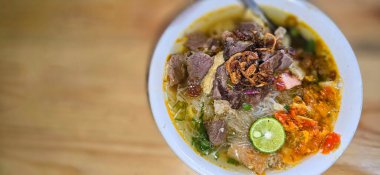 Soto mie adı verilen Endonezya usulü sığır etli şehriye çorbası, vermicelli pirinç erişteli taze çorba, arpacık soğanı, acı biber ezmesi ve kızarmış köfte ve taze limon suyu.