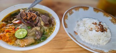 Soto mie adı verilen Endonezya usulü sığır etli şehriye çorbası, vermicelli pirinç erişteli taze çorba, arpacık soğanı, acı biber ezmesi ve kızarmış köfte ve taze limon suyu.