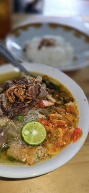 Soto mie adı verilen Endonezya usulü sığır etli şehriye çorbası, vermicelli pirinç erişteli taze çorba, arpacık soğanı, acı biber ezmesi ve kızarmış köfte ve taze limon suyu.