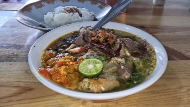 Soto mie adı verilen Endonezya usulü sığır etli şehriye çorbası, vermicelli pirinç erişteli taze çorba, arpacık soğanı, acı biber ezmesi ve kızarmış köfte ve taze limon suyu.