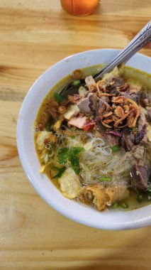 Soto mie adı verilen Endonezya usulü sığır etli şehriye çorbası, vermicelli pirinç erişteli taze çorba, arpacık soğanı, acı biber ezmesi ve kızarmış köfte ve taze limon suyu.