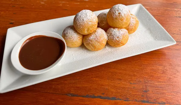 Poffertjes Hollanda Mini Krepleri çikolata soslu beyaz tabak