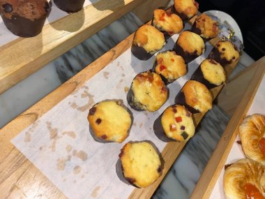 Lines of delicious chocolate and vanilla muffins Freshly baked homemade chocolate chip muffins Out of the oven muffins in muffin cups