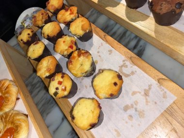 Lines of delicious chocolate and vanilla muffins Freshly baked homemade chocolate chip muffins Out of the oven muffins in muffin cups