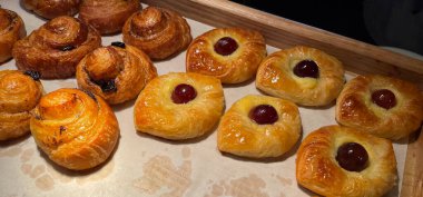 Kayısı reçelli taze Danimarka pastası. Meyveli jöle. Lezzetli, tereyağlı, kayısı ve şeftalili taze hamur işleri.