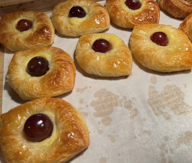 Kayısı reçelli taze Danimarka pastası. Meyveli jöle. Çok lezzetli. Kayısı ve şeftalili taze tereyağlı hamur işleri.