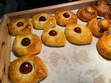 Kayısı reçelli taze Danimarka pastası. Meyveli jöle. Çok lezzetli. Kayısı ve şeftalili taze tereyağlı hamur işleri.