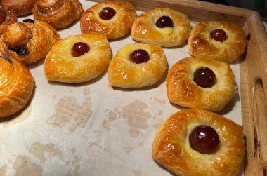 Kayısı reçelli taze Danimarka pastası. Meyveli jöle. Çok lezzetli. Kayısı ve şeftalili taze tereyağlı hamur işleri.