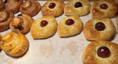 Kayısı reçelli taze Danimarka pastası. Meyveli jöle. Çok lezzetli. Kayısı ve şeftalili taze tereyağlı hamur işleri.