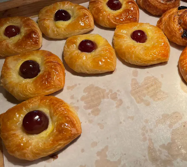 Kayısı reçelli taze Danimarka pastası. Meyveli jöle. Çok lezzetli. Kayısı ve şeftalili taze tereyağlı hamur işleri.