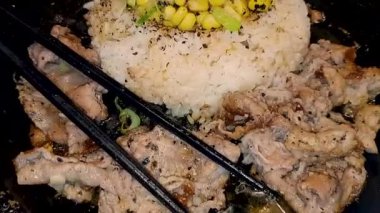 Kore soslu bulgogi ile süper lezzetli ızgara biftek pilavın üstüne biber ve mısır dilimi - Kore usulü