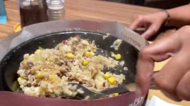 Kore soslu bulgogi ile süper lezzetli ızgara biftek pilavın üstüne biber ve mısır dilimi - Kore usulü