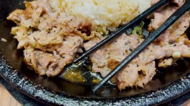 Kore soslu bulgogi ile süper lezzetli ızgara biftek pilavın üstüne biber ve mısır dilimi - Kore usulü