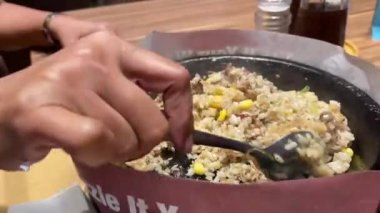 Kore soslu bulgogi ile süper lezzetli ızgara biftek pilavın üstüne biber ve mısır dilimi - Kore usulü